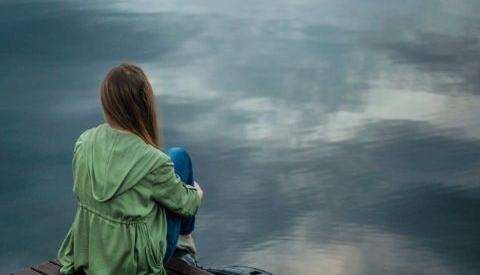 Doświadczenie poronienia i straty okołoporodowej – praktyczna pomoc psychologiczna